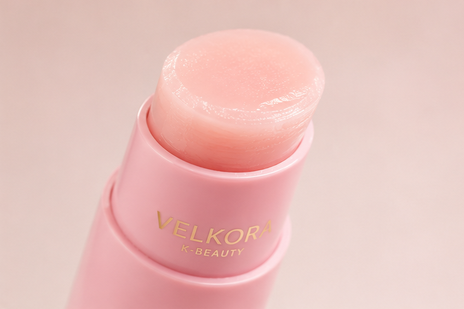 Primer plano del bálsamo Velkora PDRN: textura rosa cremosa en la punta del stick